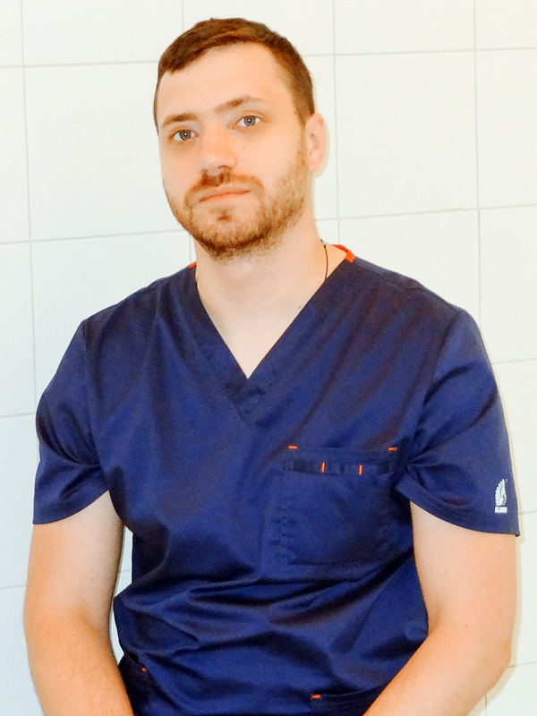 Сухов Павел Геннадьевич<br/>Врач стоматолог-имплантолог.  <br/>Челюстно-лицевой хирург.  